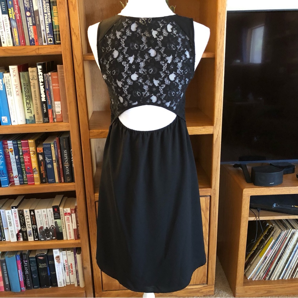 👗NWT H&M lace back dress